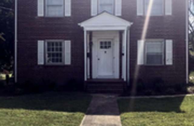 2-Bedroom Downstairs Duplex in South Hill Gallery 3