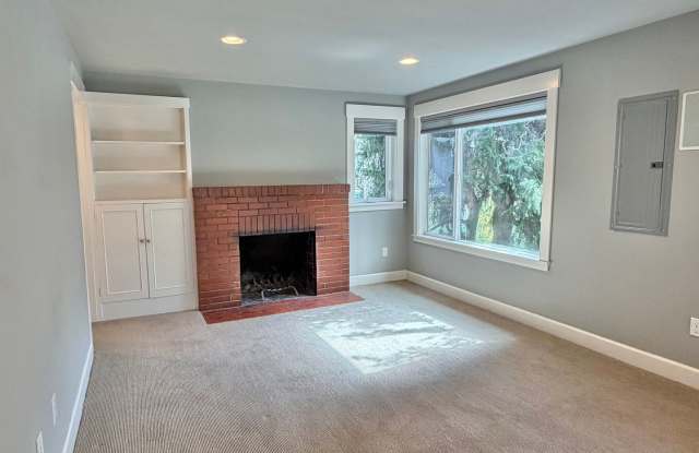 Beautiful 4 bed home in desirable Eastlake! Available Now! photos photos