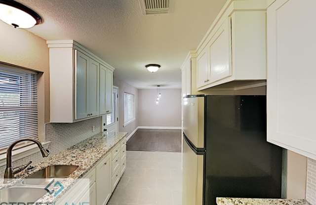 4415 Tavenor Lane Gallery 3