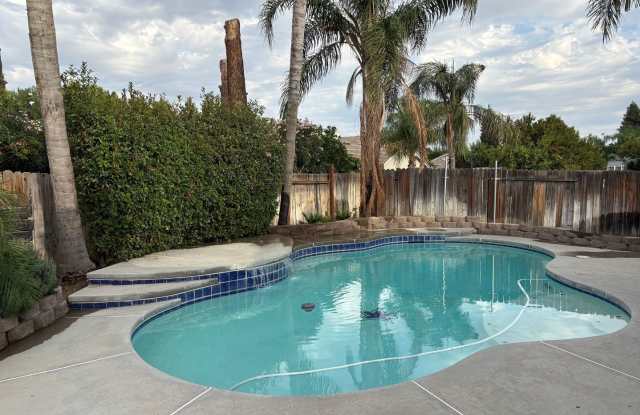 Beautiful 3-Bedroom Home with Bonus Room, Pool  RV Parking in The Seasons photos photos