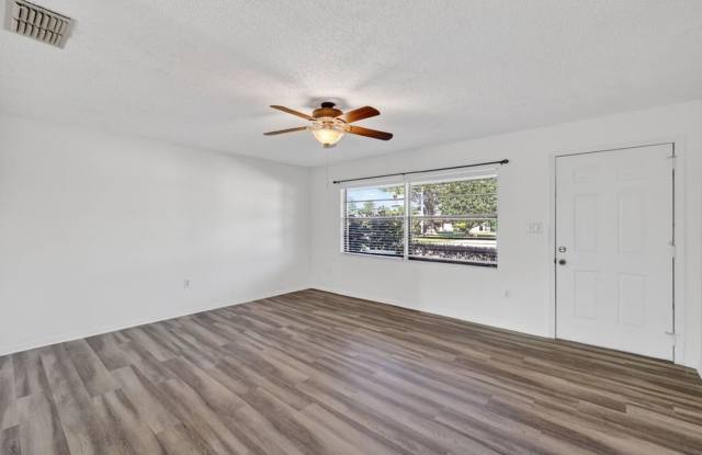 Charming 55+ 2-Bedroom Condo with Community Pool in Tavares Gallery 4
