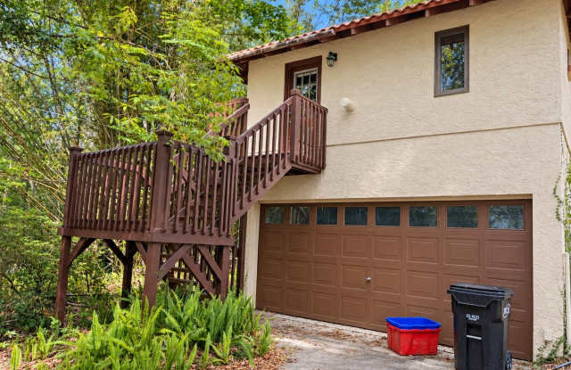 Charming 2 Bed, 1 Bath Carriage House in Historic Golfview Gallery 1