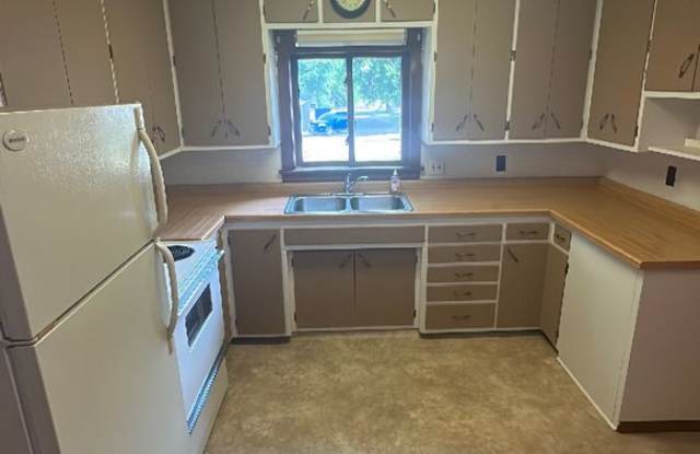 3 Bedrooms, 1 Bathroom  w/upper loft Single Family with Garage - Staples photos photos