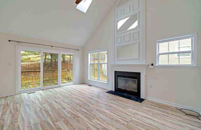 212 Hawthorne Village Court Gallery 4
