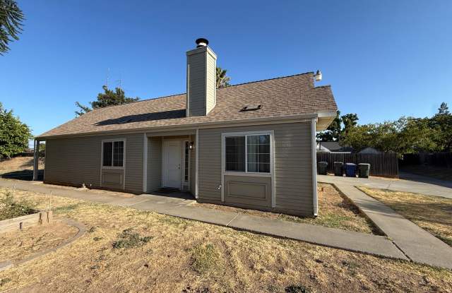Adorable Private Home on Large Lot Gallery 1