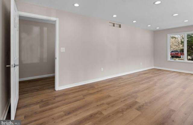 1 CENTER Street unit: 7 photos photos