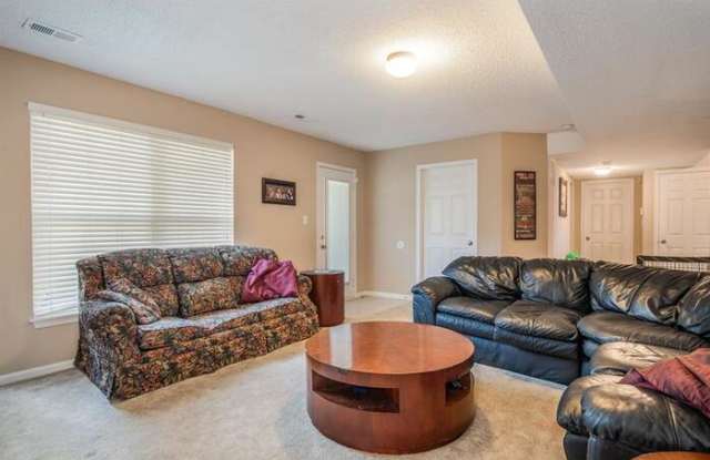906 Cottonwood Drive Gallery 4