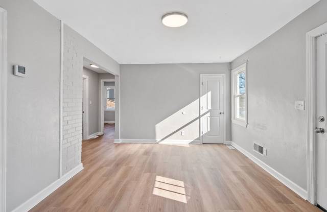 2 Bedroom, 1 Bathroom newly renovated home for rent off Williamson Rd! Gallery 4