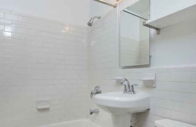 164 Eighth Avenue Gallery 3