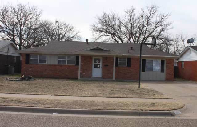 Available Now! 2/1/26 and Large game room in back w/ electricity photos photos