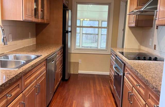 East Grand Rapids schools! 4 Bedroom Home Gallery 4