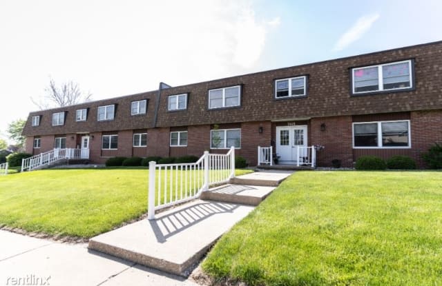 7111 N Miramar Dr - 7111 N Miramar Dr, Peoria, IL 61614