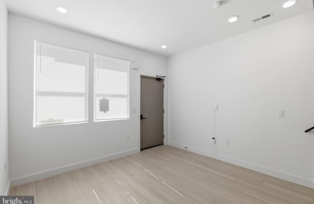 1043 W ORLEANS Street Gallery 3