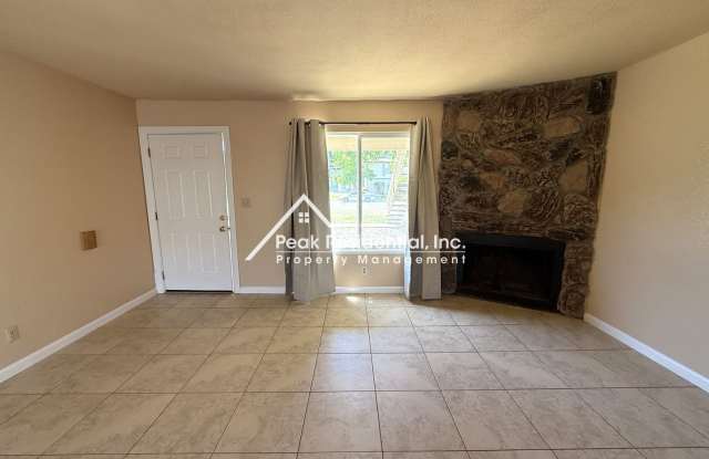 Spacious Elk Grove 3bd/2ba Triplex with Backyard Gallery 4