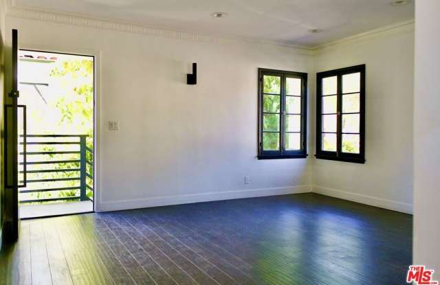 8216 Willoughby Avenue Gallery 3