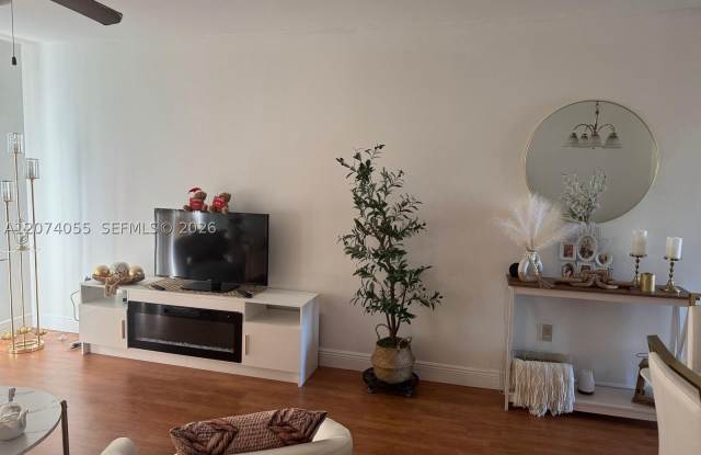 2998 E Sunrise Lakes Dr Gallery 3
