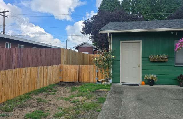 Room for rent with private entrance - 2022 Madison Street, Shelton, WA 98584