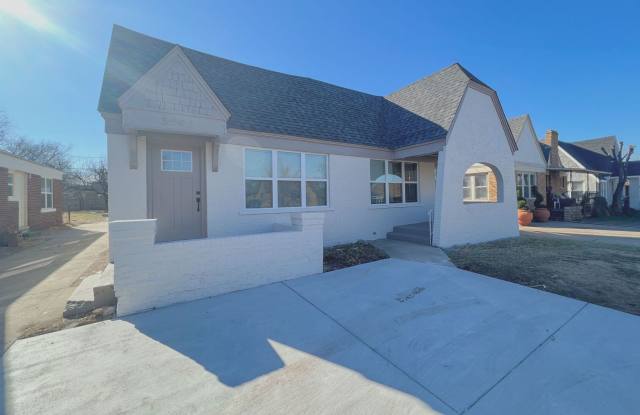 $500 OFF FIRST MONTHS RENT! Charming Duplex on 21st St. photos photos