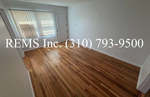 Remodeled Upstairs Apartment with A/C & Garage Parking Gallery 3