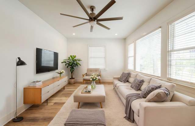 2018 Remodeled 3 bed / 2 bath - wood / tile floors, fenced yard. Hyde Park / Downtown Gallery 3