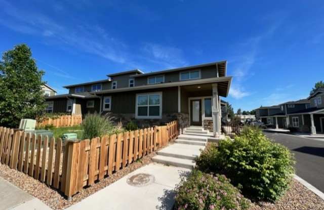 Stylish 3 Bedroom Duplex with Scenic Views and Modern Amenities: Your Perfect Redmond Retreat photos photos
