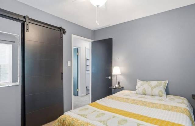 5633 ROUNDTREE Drive Gallery 4