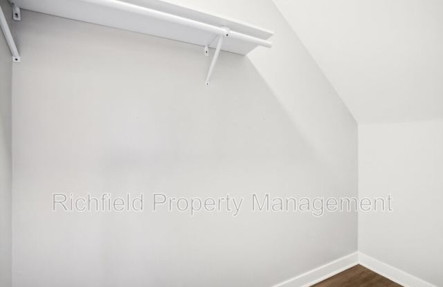 2030 E Maryland St- A Gallery 4