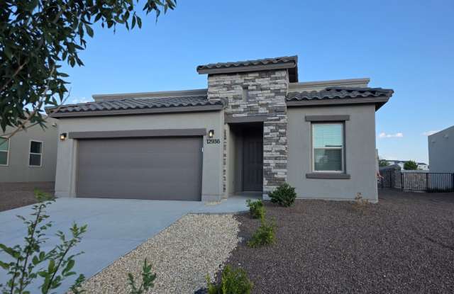 Beautiful East side House 3 bed-2 baths, part of The Overlook Casa Club that includes Swimming Pool, Gym, Tennis Court, Pickleball Courts Gallery 1