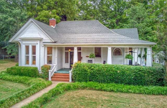 521 W College St photos photos