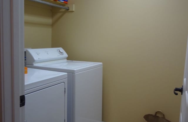 4 bedroom 2.5 bathroom duplex located in a quiet neighborhood! - 415 Brookmont Drive, Manhattan, KS 66502