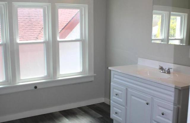2909 N Farwell Ave photos photos
