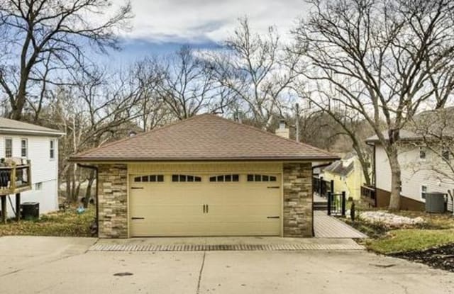 615 North Shore Drive - 615 Northwest North Shore Drive, Lake Waukomis, MO 64151