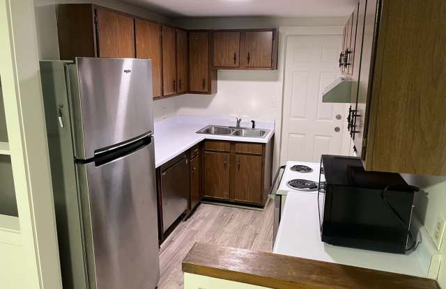 1 Bed 1 Bath Unit in Triplex | Charlotte Park Gallery 3