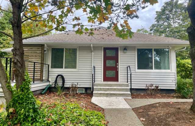 Stunning University Place Retreat – 3/4 Acre Lot! Gallery 3