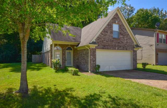 Great curb appeal home with 3 beds and 2 baths in Cordova/Eads area. photos photos