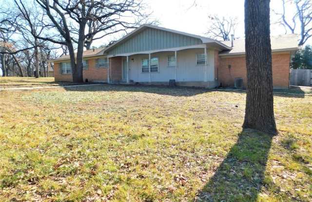 1102 Piping Rock Street Gallery 3