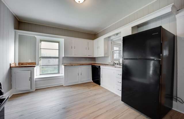 FREE MONTH RENT! Freshly Updated 3 Bedroom House Gallery 3