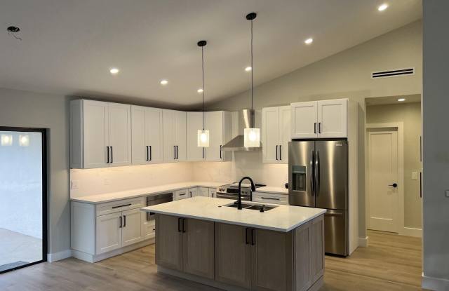 199 SW 15th Court Gallery 3