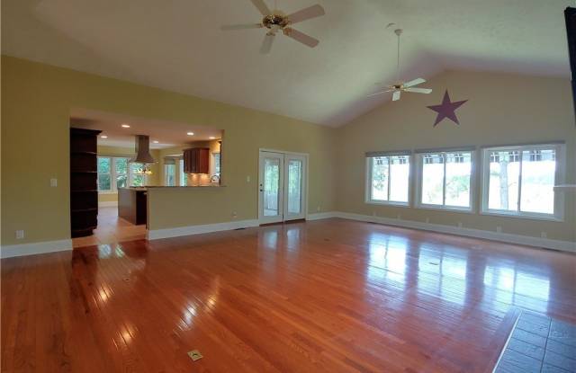 688 Azalea Drive Gallery 4