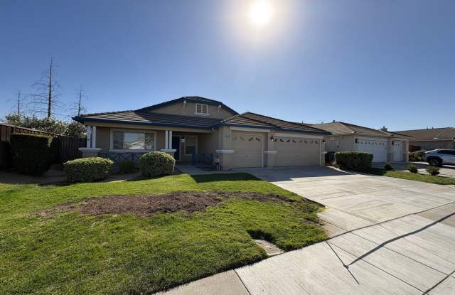 Spacious 3 Bed 2 Bath Home in Oakley. Three Car Garage! Gallery 3