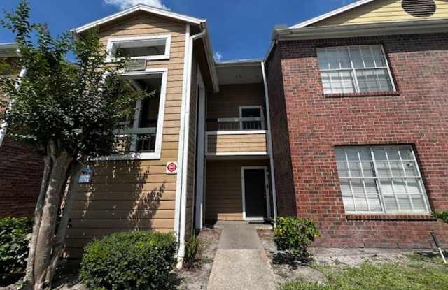 MOVE IN NOW!! Spacious 3 x2 on 2nd floor with screened in porch!! All tile floors!! photos photos
