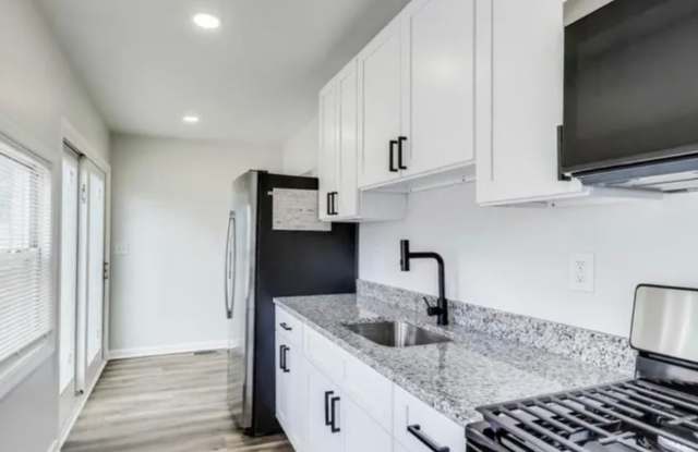 Charming 2BR Duplex in Baltimore Gallery 4