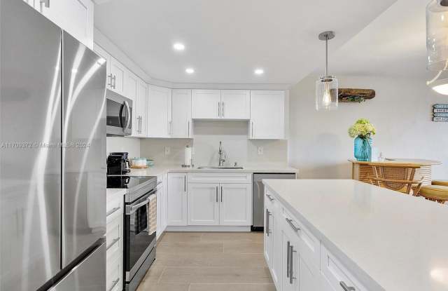 3111 N Ocean Dr photos photos