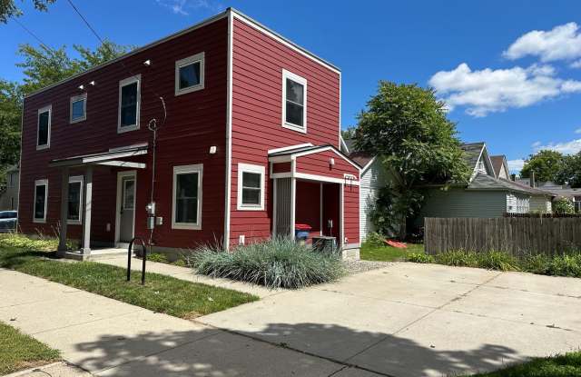 924 Dayton SW- Central air, Laundry, Lawn service included! FREE OCTOBER RENT Gallery 3