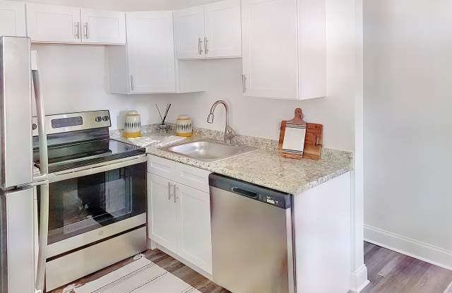 "Discover Urban Luxury: The Flats at 2200 - Your Gateway to Modern Living Near Uptown Charlotte!"/"Descubre el Lujo Urbano: Los Apartamentos en 2200 - Tu Puerta a la Vida Moderna Cerca del Centro de Charlotte!" Gallery 3