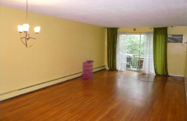 2Br/1.5Bth in Newton! Charles River trails, AC, parking included, H/HW included! photos photos