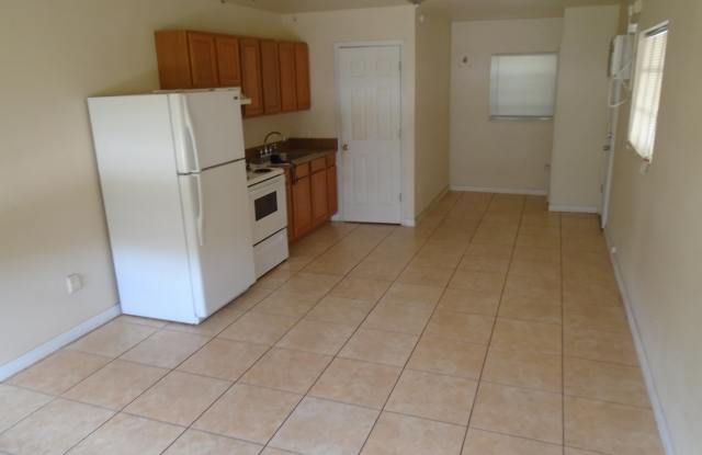 913 Brack St., Cute Studio in 1/2 duplex Gallery 4