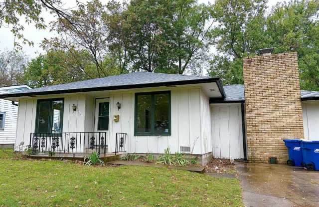 CHARMING 3 BEDROOM / 1 BATHROOM HOUSE IN JOPLIN MO WITH FENCED IN YARD!! - 614 South Monroe Avenue, Joplin, MO 64801 CHARMING 3 BEDROOM / 1 BATHROOM HOUSE IN JOPLIN MO WITH FENCED IN YARD!! - 614 South Monroe Avenue, Joplin, MO 64801