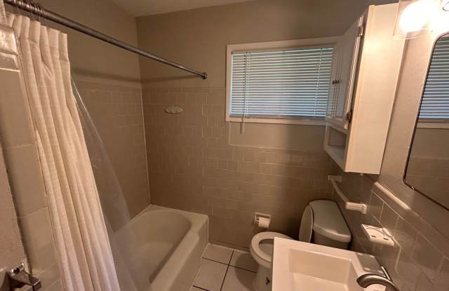 3BR- 1.5BA house with large yard- with move in special to get cash off rent! Gallery 4