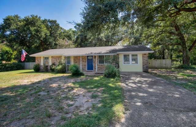 Pace 3BR Home with Bonus Room, Patio Gazebo  Storage - 5229 Compass Court, Pea Ridge, FL 32571